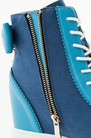 美樹さやかモデルのインヒールスニーカー。