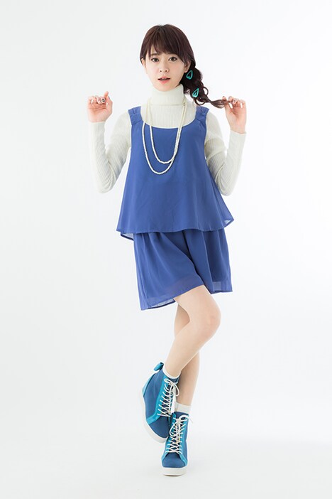 美樹さやかモデルのインヒールスニーカー着用例。