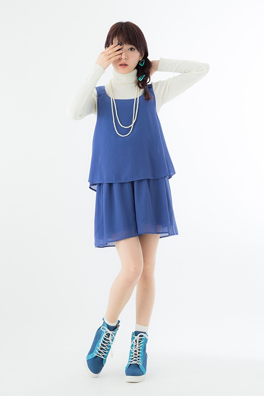 美樹さやかモデルのインヒールスニーカー着用例。