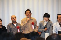 「無名歌 vol.1【無名歌 vol.1】」の作者であるヤオグンマオロックキャット（中央）。