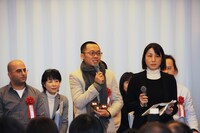 「LONG THAN TUONG【Holy Dragon Imperator】」の作者であるグエン・タン・フォン（中央）。