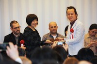 （左から）里中満智子、「怕魚的男人【魚を恐れる男 / Ichthyophobia】」の作者であるリー・ロンジエ。