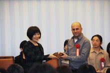 （左から）里中満智子、「The Divine 【神聖なるもの】」の作者であるアサフ・ハヌカ。