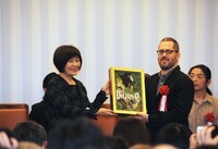 （左から）里中満智子、「The Divine 【神聖なるもの】」の原作者であるボアズ・ラヴィー。