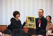 （左から）里中満智子、「The Divine 【神聖なるもの】」の原作者であるボアズ・ラヴィー。