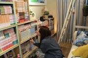 「マンガ好きの部屋」の蔵書をチェックする外川。