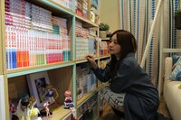 棚にはマンガだけでなく、フィギュアなどもディスプレイ可能。