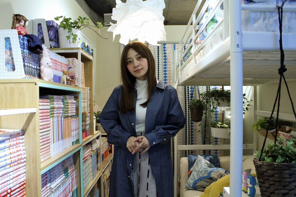 「マンガ好きの部屋」に立つ外川。