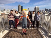 「Fischer's-フィッシャーズ-」のメンバーと、「トモダチゲーム」に登場するマナブくん。