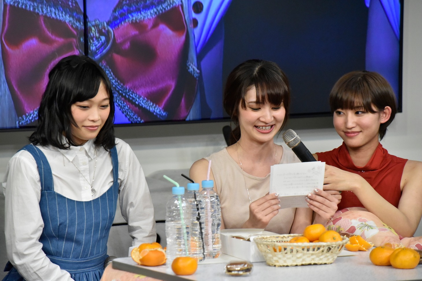 小山への手紙を読み上げる大久保（中央）。