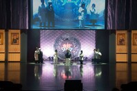 地下から登場する出演者たち。