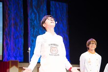 諏訪部順一が作ったオムレツのおいしさに思わずポーズを取る櫻井孝宏。