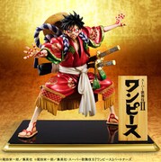 札とともに、台座の上に立つ姿。