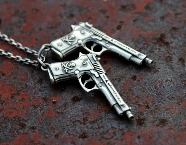 ブラック・ラグーン」レヴィの二挺拳銃ソード・カトラスがシルバー 