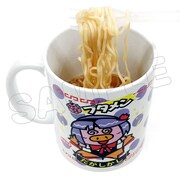 「ブタメン」コラボマグカップの使用例。(c) 2016 コトヤマ・小学館／シカダ駄菓子 (c)Oyatsu Company