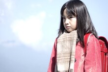 映画「僕だけがいない街」より、鈴木梨央演じる雛月加代。