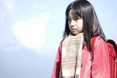 映画「僕だけがいない街」より、鈴木梨央演じる雛月加代。