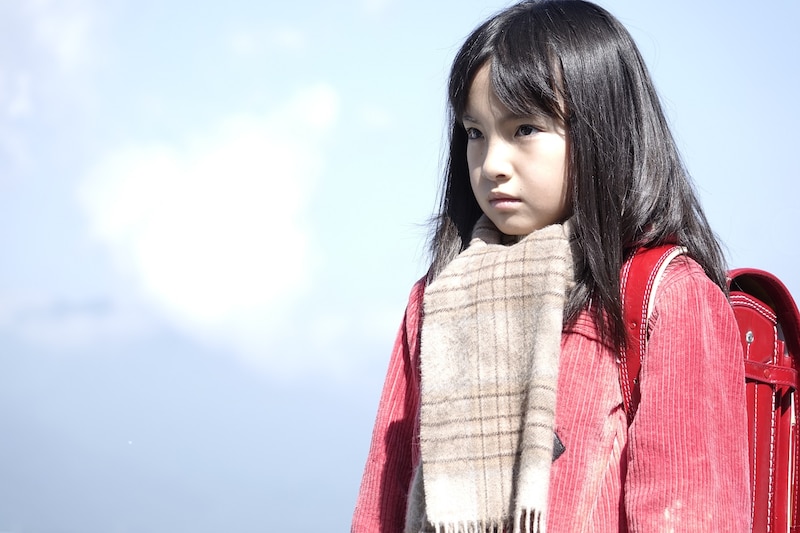 映画「僕だけがいない街」より、鈴木梨央演じる雛月加代。