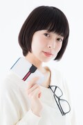 坂田銀時モデル スマートフォンケースを手にする様子。