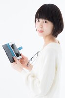 坂田銀時モデル スマートフォンケースを手にする様子。