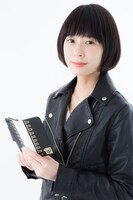 土方十四郎モデル スマートフォンケースを手にする様子。