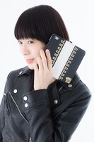 土方十四郎モデル スマートフォンケースを手にする様子。