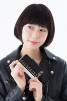 沖田総悟モデル スマートフォンケースを手にする様子。