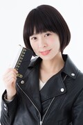 沖田総悟モデル スマートフォンケースを手にする様子。