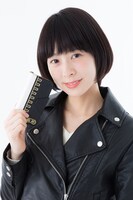 沖田総悟モデル スマートフォンケースを手にする様子。