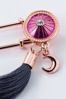 神威の持っている傘をイメージしたストールピン。