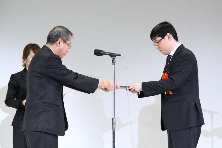 贈呈式の様子。