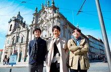 ポルトガル・カルモ教会にて、（左から）佐藤信介、大泉洋、花沢健吾。