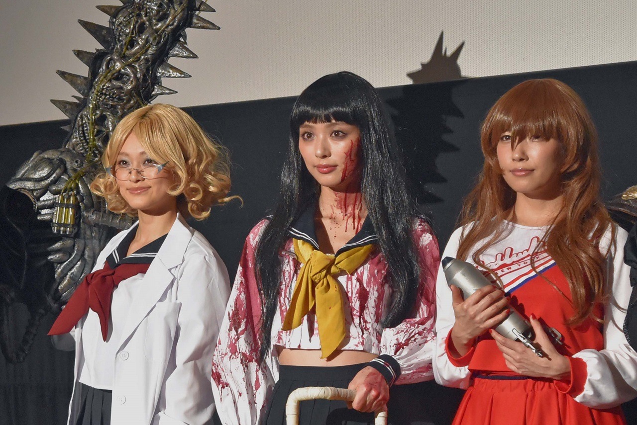 （左から）山地まり、内田理央、佐藤聖羅。