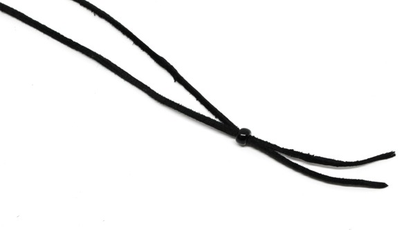 「ラビットハウス シルバーペンダント」鹿革を使った紐。