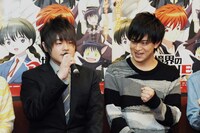 コメントする松岡禎丞（左）を応援する石川界人（右）。