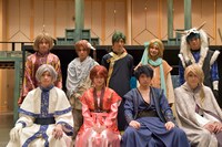 （後列左より）ヒヨウ役の小野一貴、ユン役の樋口裕太、ジェハ役の木村達成、ゼノ役の橋本祥平、シンア役の鷹松宏一。（前列左より）キジャ役の北村諒、ヨナ役の新垣里沙、ハク役の松下優也、スウォン役の碕理人。