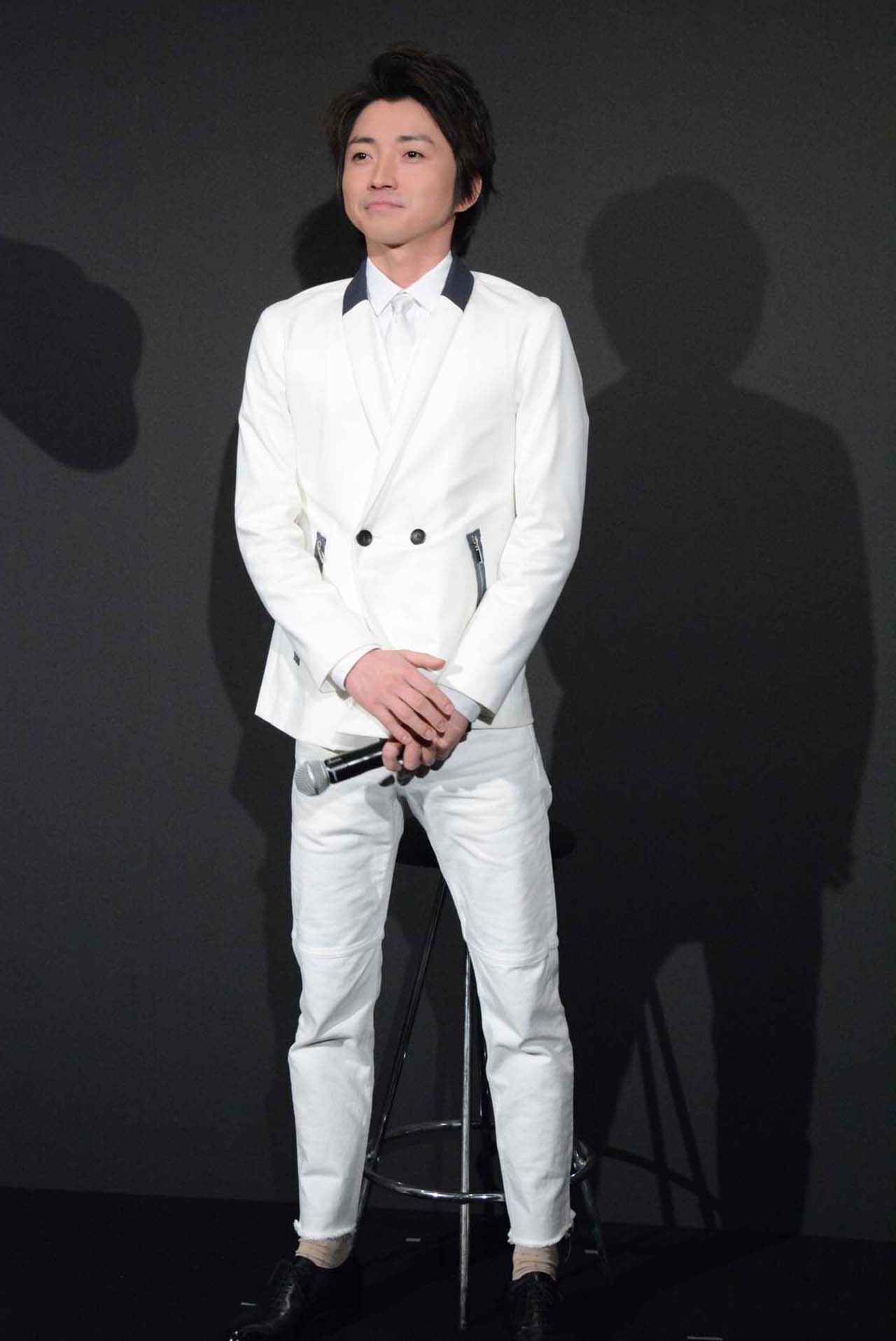 真っ白のスーツを着て登場した藤原竜也。 - 「僕だけがいない街」藤原