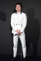 真っ白のスーツを着て登場した藤原竜也。