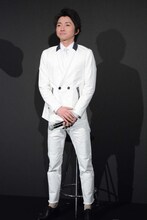 真っ白のスーツを着て登場した藤原竜也。