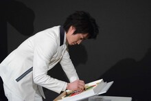 巨大ホワイトチョコレートにサインを入れる藤原竜也。