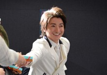 チョコレートを配りに客席まできた藤原竜也。