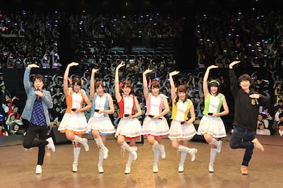 「おそ松さん シェーWAVE おそ松ステーション ファン感謝イベント チミ達と一緒にシェーザンス！」昼の部の様子。（左から）鈴村健一、A応Pの6人、福山潤。