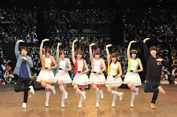 「おそ松さん シェーWAVE おそ松ステーション ファン感謝イベント チミ達と一緒にシェーザンス！」昼の部の様子。（左から）鈴村健一、A応Pの6人、福山潤。