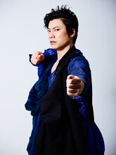 兼崎健太郎演じるカルナ。「黄金の釣針」を狙う深海の戦士。