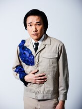野田孝之輔（地下空港）演じる葛先棚蔵（くずさきたなぞう）。胃痛に悩む化学プラント責任者。