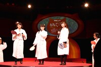 舞台「熱いぞ！猫ヶ谷!!」公開ゲネプロの、前説の様子。