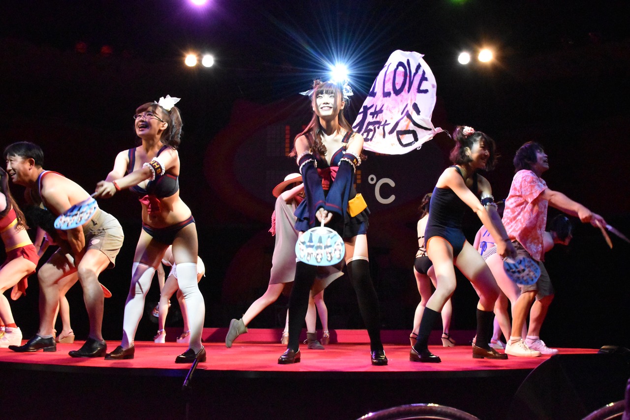 舞台「熱いぞ！猫ヶ谷!!」公開ゲネプロの様子。