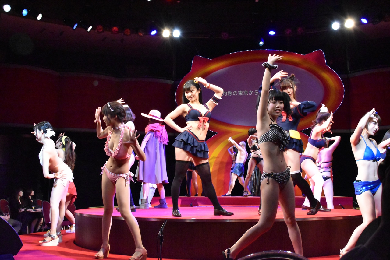 水着女子高生が歌って踊る「熱いぞ！猫ヶ谷!!」開幕、総合演出は堤幸彦