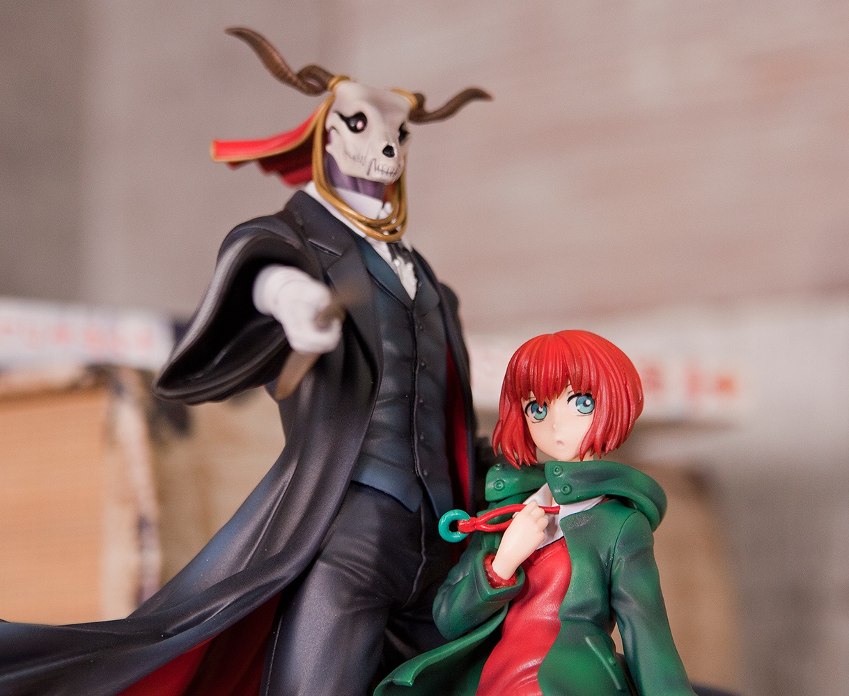 「MAG プレミアムヴィネット・シリーズ」第1弾として登場した、エリアス・エインズワースと羽鳥チセのヴィネットフィギュア。