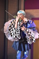 「世界の終わり」を提唱し歌う東郷菊馬。